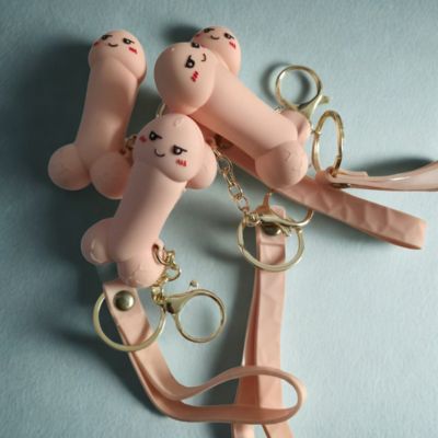 pero-na-klice-klicenka-ve-tvaru-pera (1)